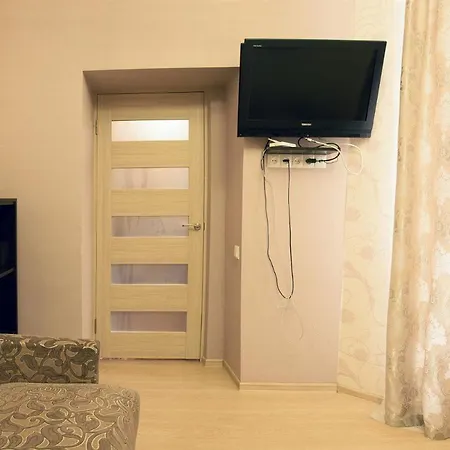 з тихим двориком *